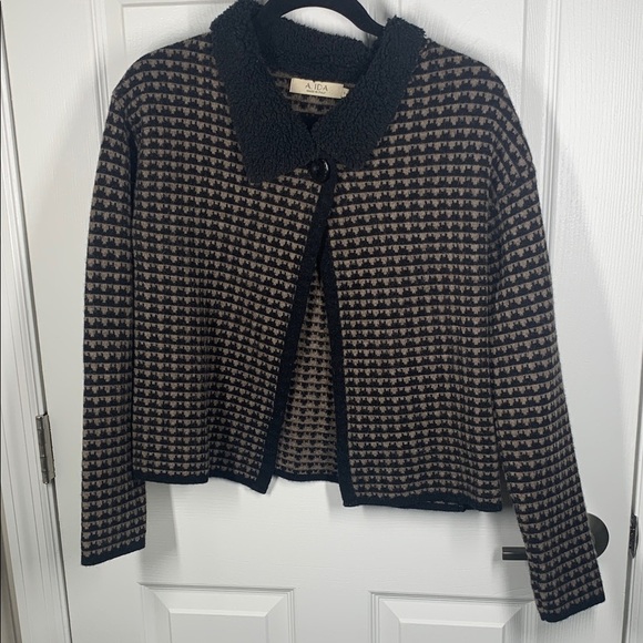 A Ida Made in Italy Sweaters - A Ida Made in Italy tan & black houndstooth cardigan w/faux fur collar SZ Small
